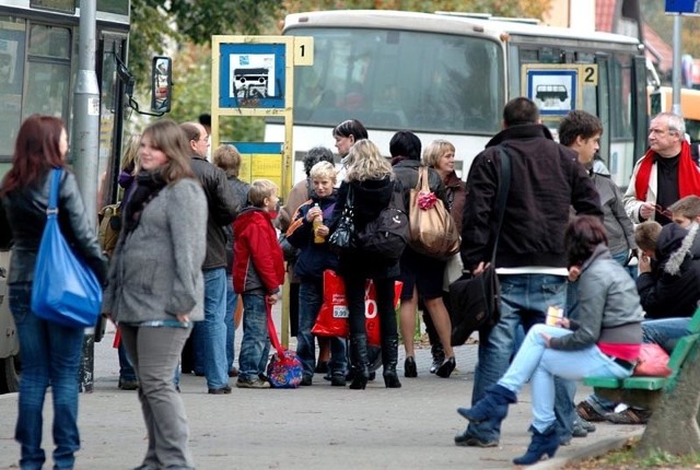 Przystanki dla busów koło dworca PKS w Kołobrzegu. Palenie ma być zakazane w odległości 10 metrów od wiaty lub słupka oznaczającego przystanek. 