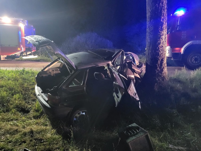 Tragiczny wypadek na trasie Lipowy Dwór – Czyprki. Opel wpadł w poślizg i uderzył w drzewo