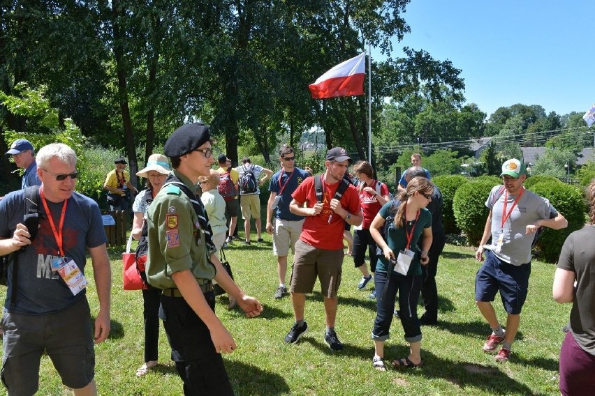 Młodzi pielgrzymi pod wrażeniem zabytków i folkloru gminy Morawica 