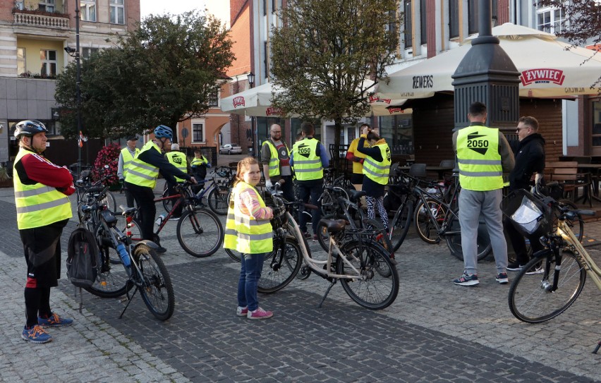 Kilkudziesięciu miłośników jazdy na rowerach wzięło udział w...