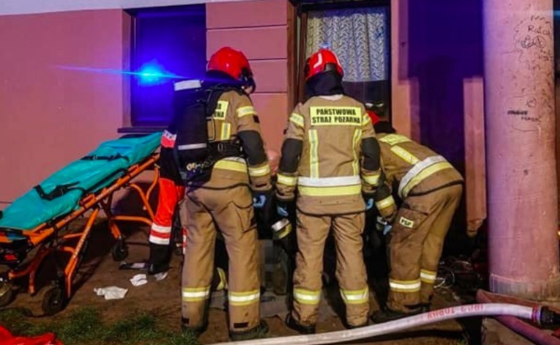 Tragiczny pożar w socjalu na Olsztyńskiej w Toruniu! Jedna osoba nie żyje. Zagrożony był cały blok?