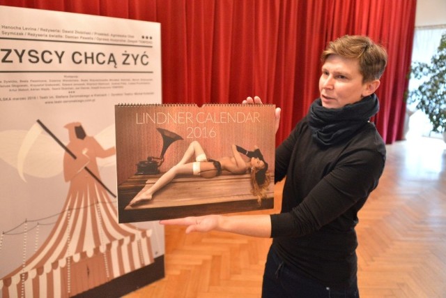 Reżyser spektaklu „Wszyscy chcą żyć” Dawid Żłobiński prezentuje kolekcjonerski kalendarz - jedną z nagród w konkursie.