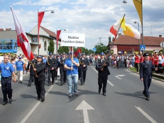 Niezwykła podczas każdego zlotu jest parada strażacka, która zawsze wzbudza ogromne zainteresowanie. 