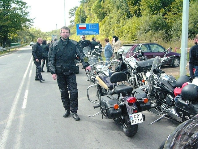 Adam Basałaj na granicy z Ukrainą i jego motor Vulcan 800.