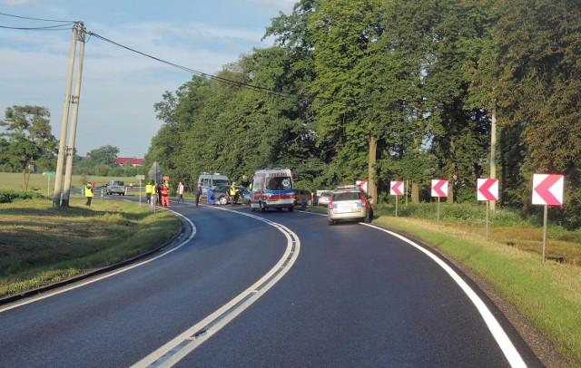 W wypadku 14 czerwca tego roku zginęła jedna osoba. Auta zderzyły się na łuku drogi, na wysokości skrzyżowania w kierunku Pęzina. To samochód wyjeżdżający z Krąpiela zjechał na przeciwny pas