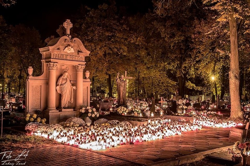 Dzisiaj Dzień Zaduszny. Tysiące zniczy na cmentarzu w...