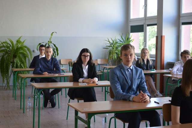 Uczniowie Publicznej Szkoły Podstawowej numer 5 w Ostrowcu przed rozpoczęciem egzaminu z języka polskiego.