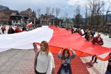 Zakopane. Święto Konstytucji 3 Maja. Biało-czerwony pochód przez Krupówki