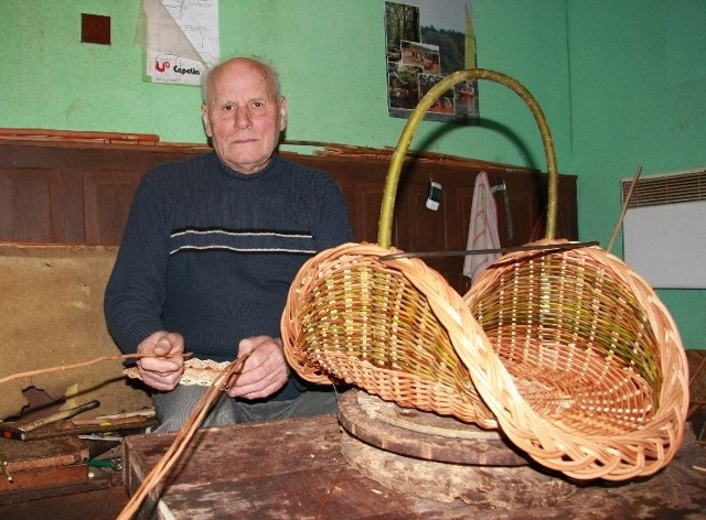 - Wyplatanie wikliny to żmudne zajęcie. Wymaga też chirurgicznej precyzji - mówi 75-letni Jan Kaczmarek z Trzciela.