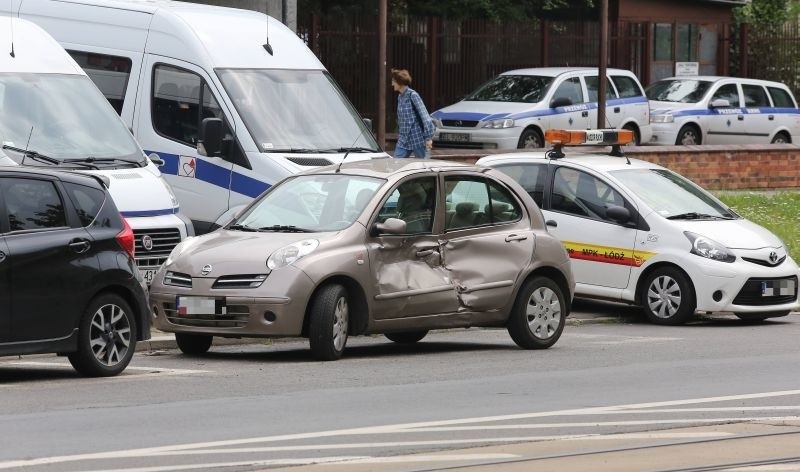 Wypadek na ul. Franciszkańskiej. Samochód zderzył się z tramwajem [zdjęcia]