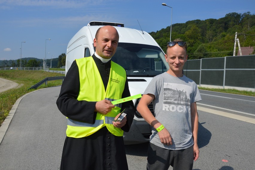 Wielka Wieś. Nietypowy patrol drogówki. Policjantom towarzyszył ksiądz [ZDJĘCIA]