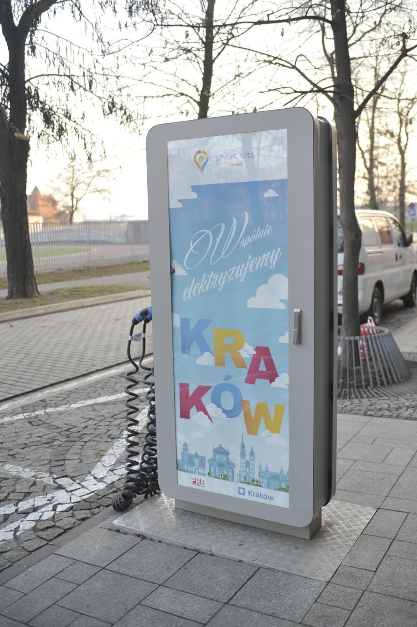 Kraków. Kontrowersje wokół stacji ładowania samochodów elektrycznych. Miała być sieć, energii starczyło na jedną 