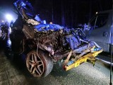 Tragiczny wypadek na 209. 18-latek uderzył w drzewo. Aż trudno rozpoznać markę samochodu