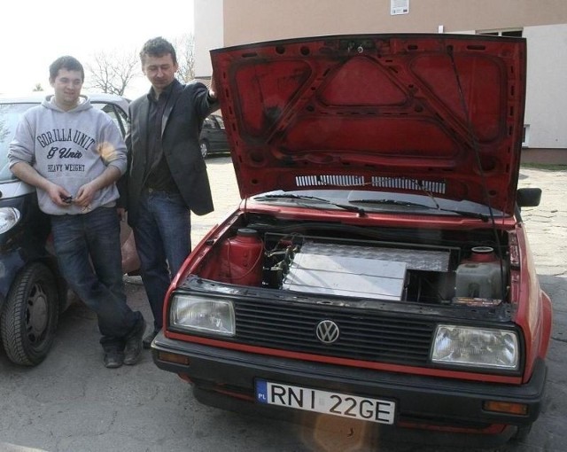 Grzegorz Flisak i Radosław Čonka przy swoim pierwszym elektrycznym samochodzie.
