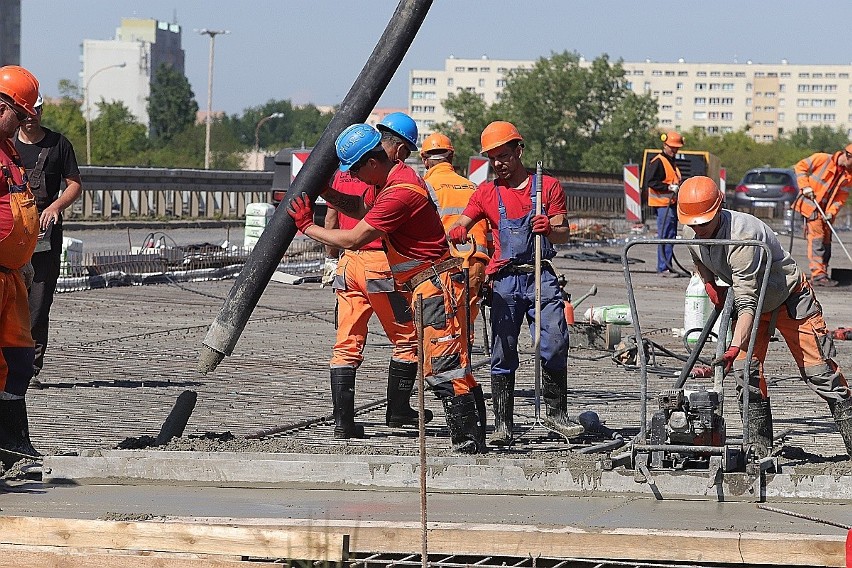 Remont wiaduktu na Dąbrowskiego w Łodzi: trwa układanie betonu