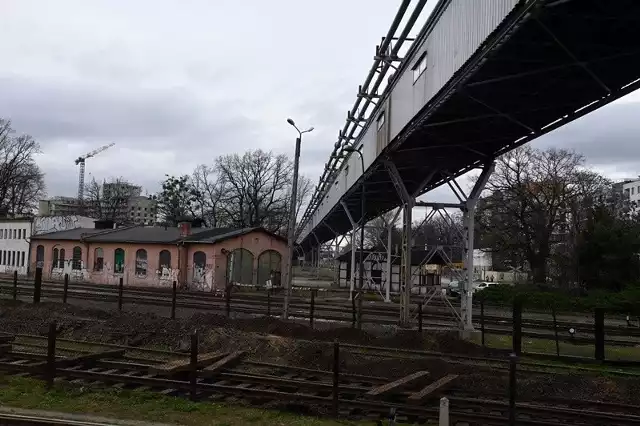 Torowisko, które używają tylko pociągi towarowe mogłyby stać się kolejową autostradą dla Wrocławia, jednak najpierw ją trzeba wyremontować. Kto się tego podejmie?