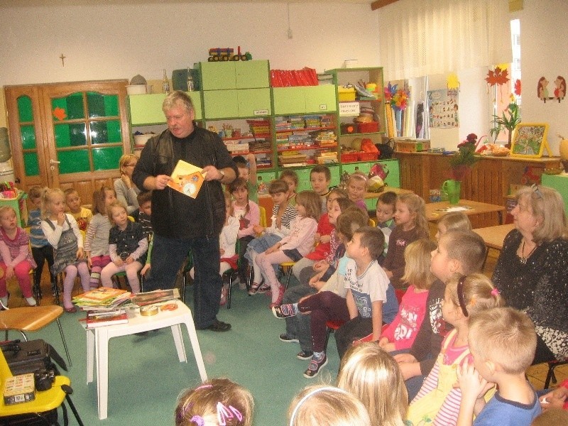 Autor książek dla dzieci, Wiesław Drabik, odwiedził swoich najmłodszych czytelników