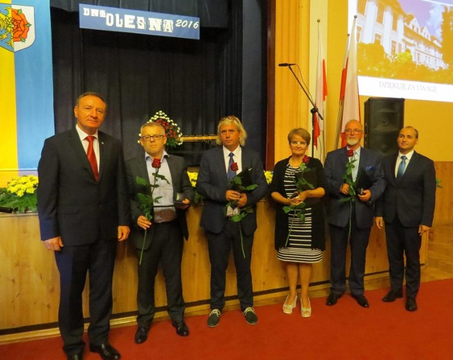 Od lewej: burmistrz Sylwester Lewicki, Andrzej Wiendlocha, Zbigniew Bienias, Barbara Hortecka, Bernard Osyra, przewodniczący rady miejskiej Henryk Kucharczyk.