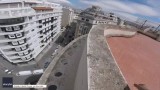 Miłośnik parkuru z Maroka uciekał po dachach przed ochroniarzem. Zobacz wideo