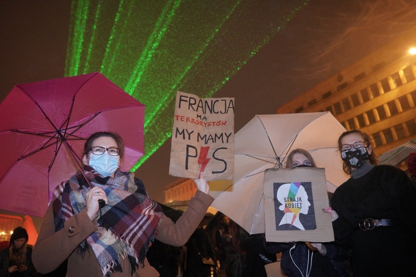 W piątek protestujący znów spotkali się na placu Wolności....