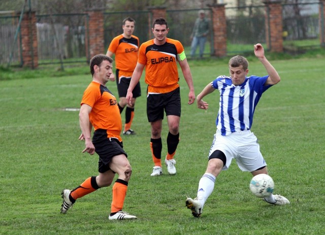 Piłkarze Zarzecza (w pomarańczowych koszulkach) stracili dwa punkty w meczu z Iskrą Sobów Tarnobrzeg.