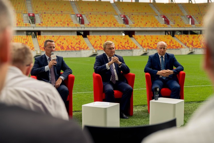 Na konferencji prasowej prezydent Białegostoku Tadeusz...