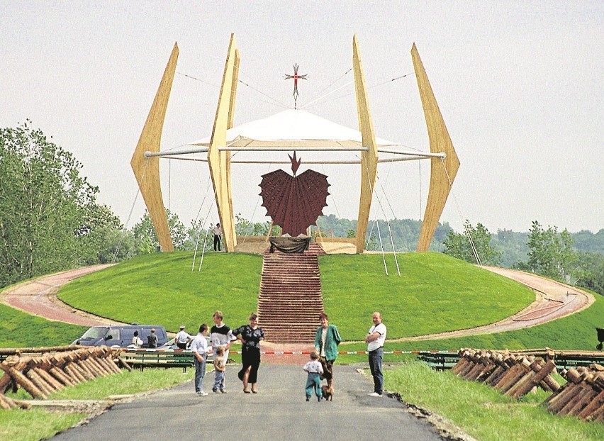 Ołtarz papieski w Elblągu (1999). Sam  ołtarz to naturalny...