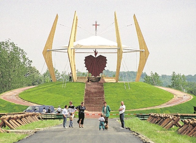 Ołtarz papieski w Elblągu (1999). Sam  ołtarz to naturalny głaz  narzutowy. Wyrzeźbiono na nim sceny z życia świętego Wojciecha