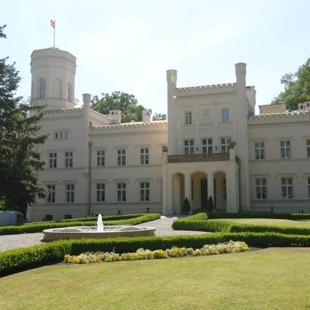 Pałac w Mierzęcinie od strony frontowej.