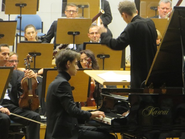 Koncert fortepianowy e-moll op. 11 Fryderyka Chopina wykonał Marcin Wieczorek.