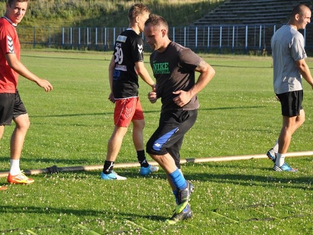 W pierwszym treningu Granatu uczestniczyli nowi piłkarze. Najbardziej znanym jest Dariusz Anduła (na pierwszym planie), pozyskany z Juventy Starachowice.