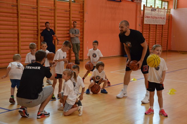 Leon Basket Camp za nami. Z Pawłem Leończykiem trenowało ponad 60 dzieci.