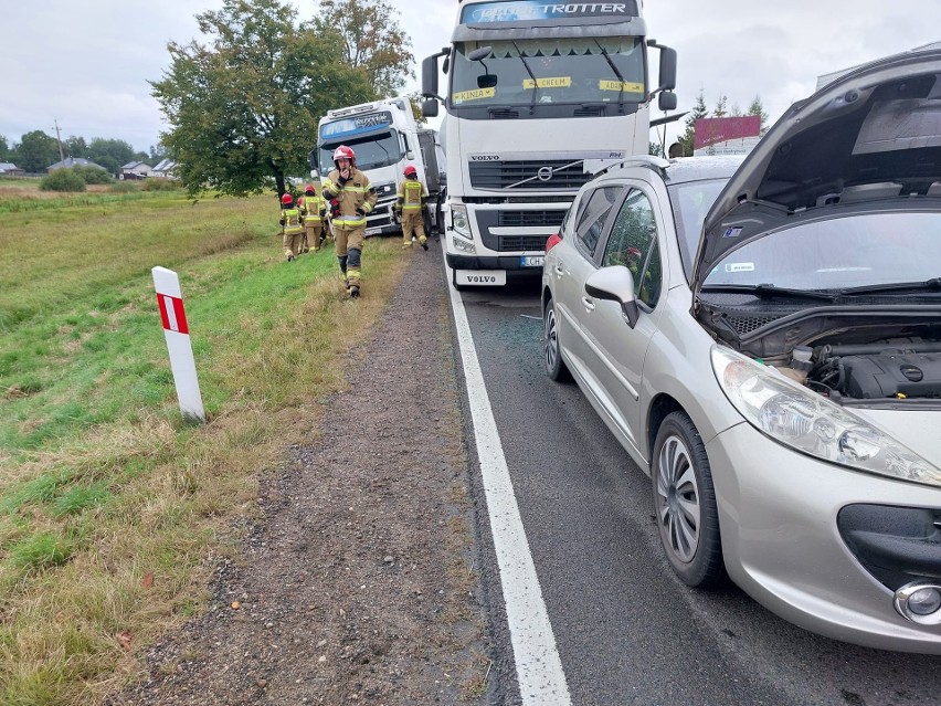 Protasy. Wypadek z udziałem ciężarówek na drodze krajowej. Kierująca osobówką w szpitalu [ZDJĘCIA]  