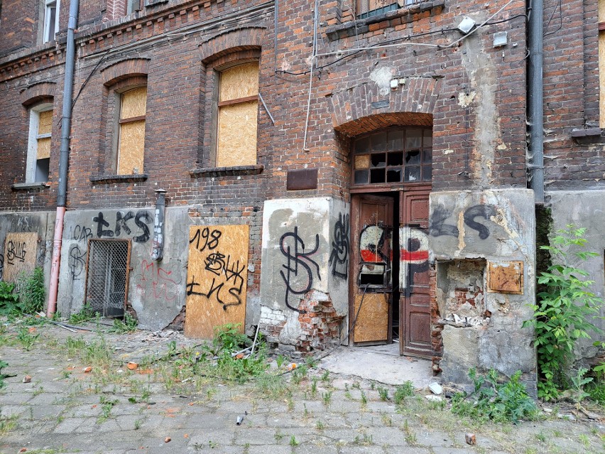 Opuszczone mieszkania w Łodzi w famułach przy ulicy Ogrodowej. Lokatorzy famuł wyprowadzili się przed rewitalizacją budynku. Zobacz zdjęcia
