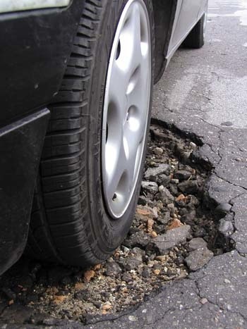 Wjechanie w nawet płytką dziurę, ale z dużą prędkością i z wciśniętym pedałem hamulca może wytrącić auto z równowagi.