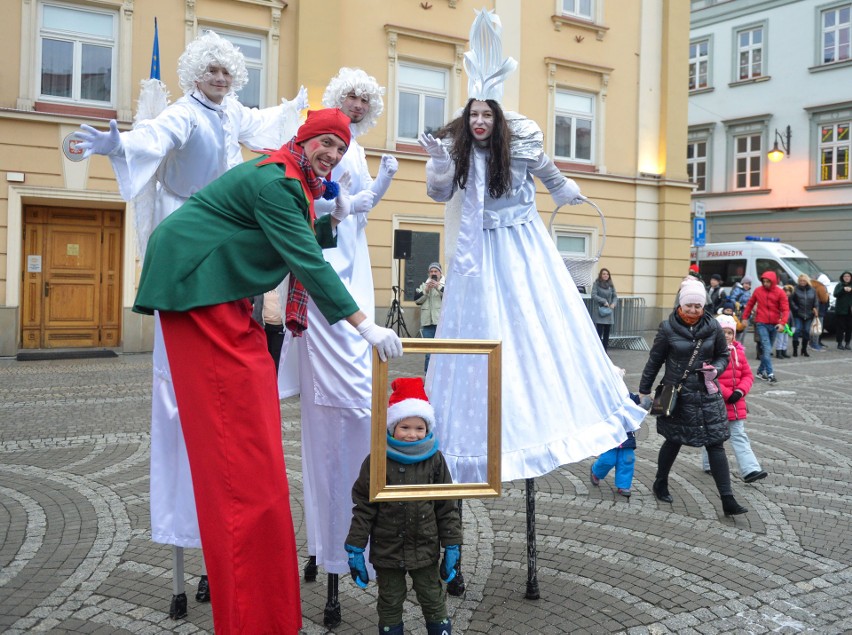 Parada Mikołajowa 2021 na ulicach Przemyśla. Rozświetlono choinkę i świąteczną iluminację [ZDJĘCIA]