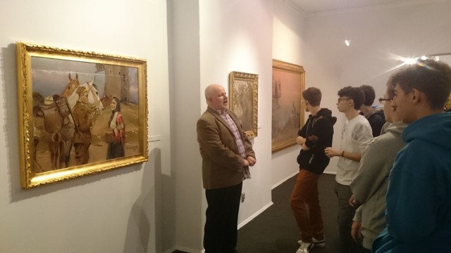 Podczas muzealnej lekcji dla niżańskich uczniów po wystawie przewodnikiem był Marek Wiatrowicz.