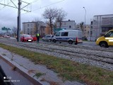 Wypadek w Toruniu. Na ulicy Władysława Warneńczyka samochód wpadł na tory tramwajowe