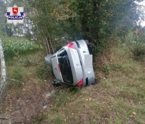 Do nietypowego zdarzenia doszło na trasie Żuków – Krasówka w gminie Włodawa. 23-letnia kobieta podróżując autem marki Peugeot straciła panowanie nad pojazdem i wypadła z drogi. Nie byłoby nic nadzwyczajnego w tym zdarzeniu gdyby nie to, że kobieta straciła panowanie nad kierownicą, ponieważ rozkojarzyła ją … mucha, która wleciała prze otwartą szybę do auta.Fot. Policja