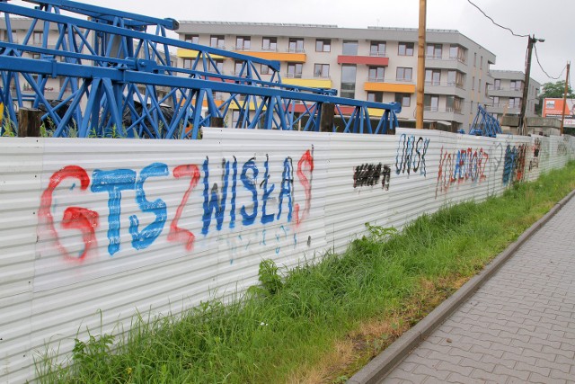 Obok bloku, w którym mieszkał "Wojtas", wojnę kibiców na graffiti widać gołym okiem