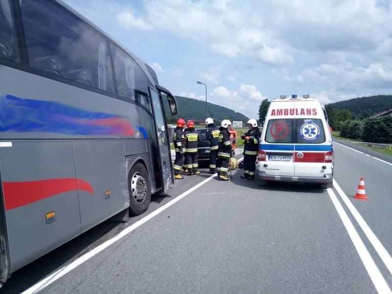 Wypadek na DK 75. W Łososinie Dolnej zderzyły się samochód osobowy i kursowy autobus [ZDJĘCIA]