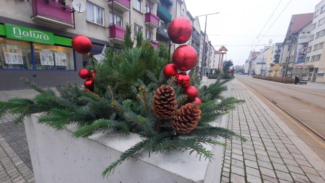 Ozdoby choinkowe pojawiły się na deptaku Sikorskiego w ostatni dzień listopada.