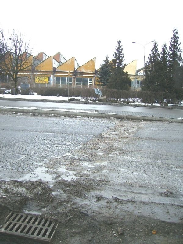 Nierówności na alei Grzecznarowskiego zostały sfrezowane, ale dziury nikt nie zalepił asfaltem.