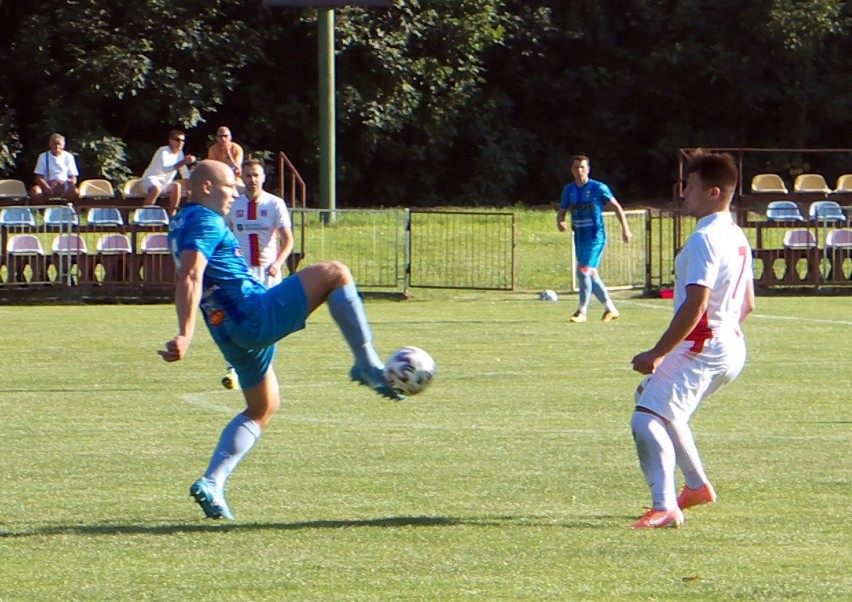 Orzeł Przeworsk (biało-czerwone stroje) gonił rywala, ale...