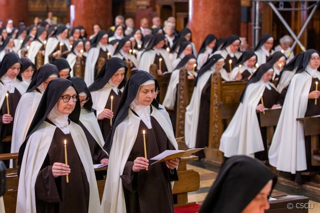 Uroczysta msza święta z okazji 100-lecia istnienia Zgromadzenia Sióstr Karmelitanek Dzieciątka Jezus odbyła się w Sosnowcu. Zobacz kolejne zdjęcia. Przesuń w prawo - wciśnij strzałkę lub przycisk NASTĘPNE