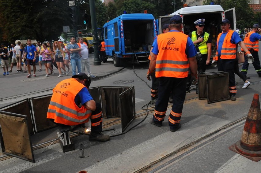 Tłumy pielgrzymów natrafiały na remont torów pod Wawelem