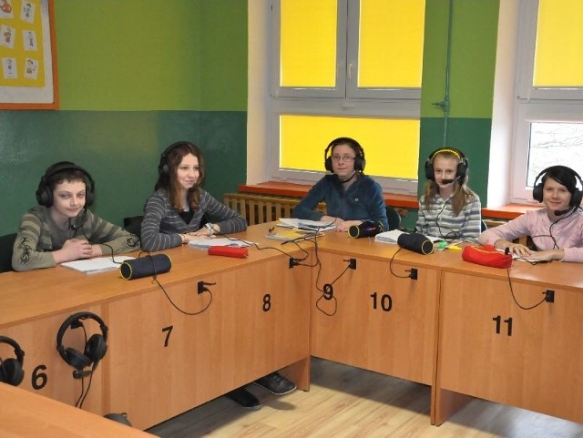 Uczniowie z Winiar korzystają z nowoczesnej pracowni językowej.