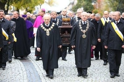 Relikwie przeniesiono ulicą Żeromskiego do kościoła p.w. św. Jana Chrzciciela.
