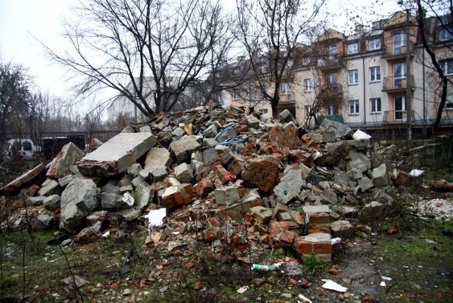 Gruzowisko przy ul. Krętej stało się nielegalnym wysypiskiem śmieci. Brud i smród nie dają żyć