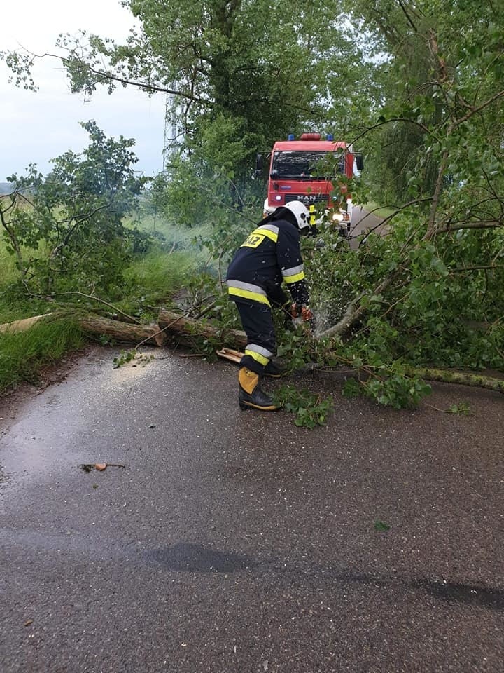 Gwałtowna burza i ulewa przeszła nad Białymstokiem i województwem podlaskim. Mnóstwo interwencji strażaków [17.06.2020]